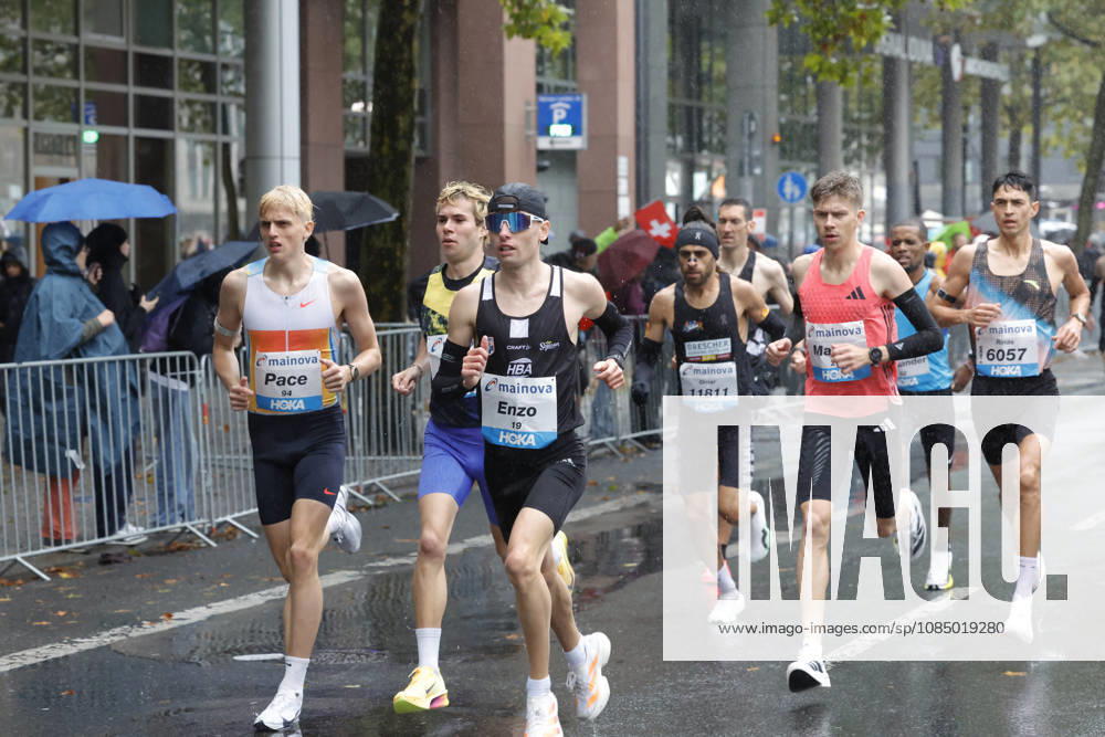 Leichtathletik 43. Mainova Frankfurt Marathon Start M19 Enzo Frankfurt Main Hessen Deutschland