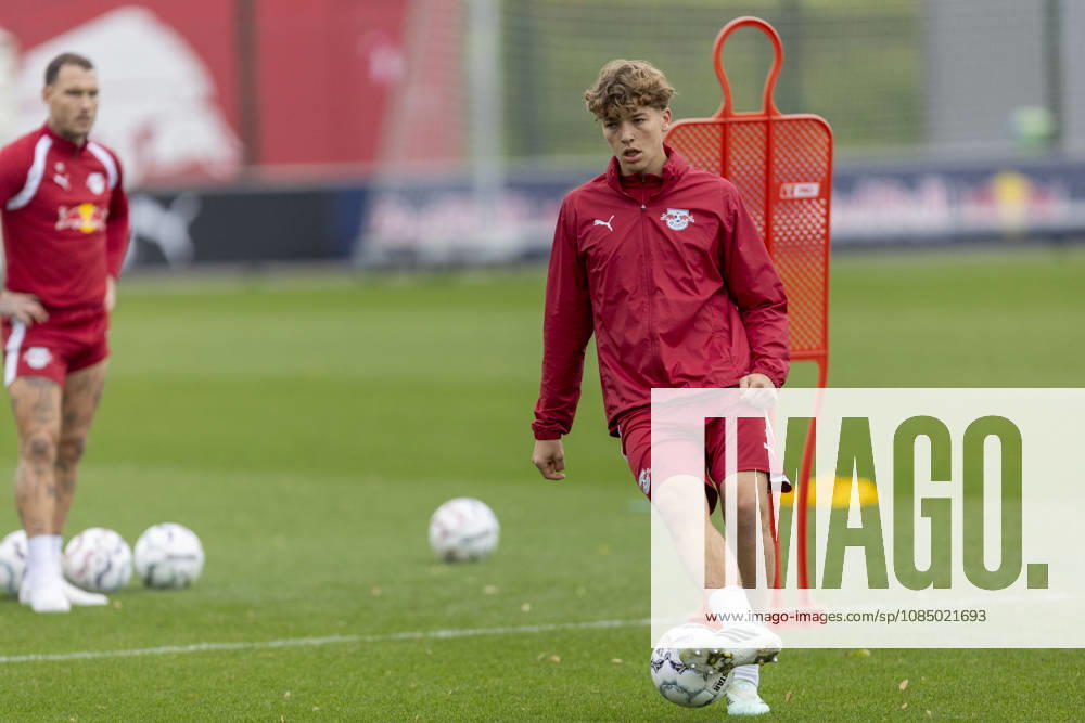 GER, Leipzig, Fussball, oeffentliches Training RB Leipzig im Bild v.l.: Benno Kaltefleiter (RB Leipzig 37), Aktion mit Ball 25.10.2026, RB Leipzig Training Akademie Cottaweg Leipzig DFL DFB REGULATIONS PROHIBIT ANY USE OF PHOTOGRAPHS AS IMAGE SEQUENCES AND OR QUASI-VIDEO,