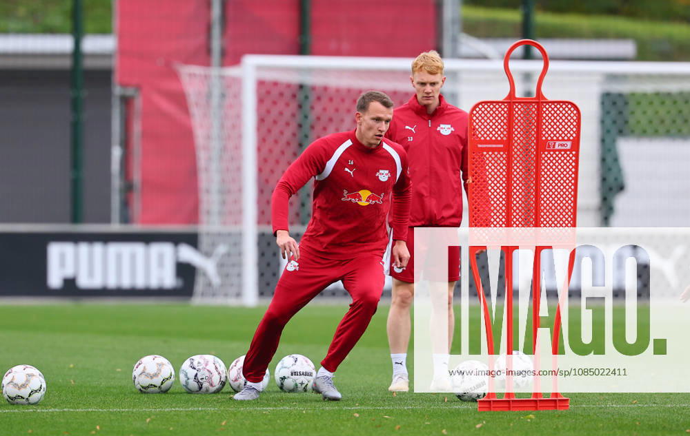 RB Leipzig Training Bundesliga Leipzig, 25.10.2026, RBL Akademie Trainingszentrum, Fussball, Bundesliga , RB Leipzig - Training , Im Bild v.l.: Lukas Klostermann (16, RB Leipzig) und Nicolas Seiwald (13, RB Leipzig) ,