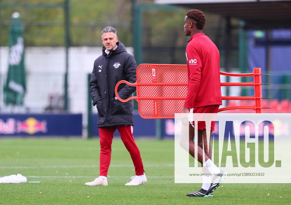 RB Leipzig Training Bundesliga Leipzig, 25.10.2026, RBL Akademie Trainingszentrum, Fussball, Bundesliga , RB Leipzig - Training , Im Bild v.l.: Trainer Martin Demichelis, RB Leipzig und Abdoul Kone ( 2, RB Leipzig) ,