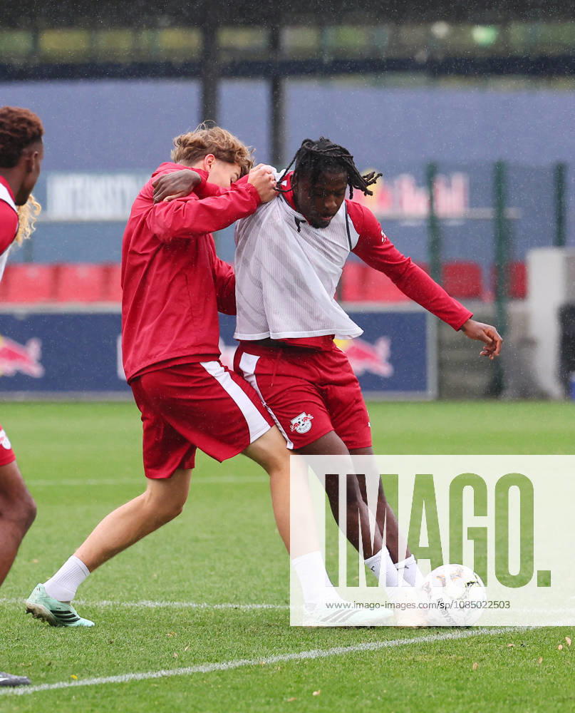 RB Leipzig Training Bundesliga Leipzig, 25.10.2026, RBL Akademie Trainingszentrum, Fussball, Bundesliga , RB Leipzig - Training , Im Bild: Johan Bakayoko ( re., 11, RB Leipzig) wird von Benno Kaltefleiter (37, RB Leipzig) attackiert ,