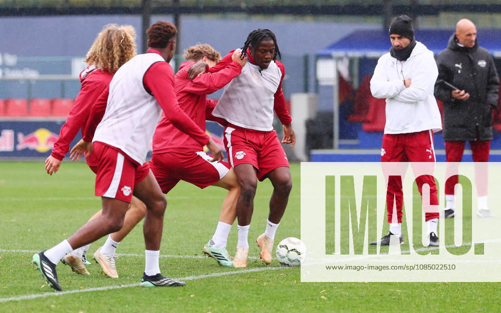 RB Leipzig Training Bundesliga Leipzig, 25.10.2026, RBL Akademie Trainingszentrum, Fussball, Bundesliga , RB Leipzig - Training , Im Bild: Johan Bakayoko ( mi., 11, RB Leipzig) wird von Benno Kaltefleiter (37, RB Leipzig) attackiert ,