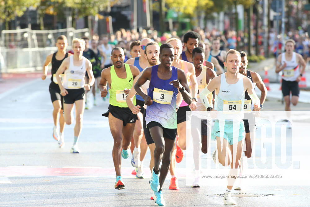 32. Auflage vom Hella Hamburg-Halbmarathon. Fast 21.000 Läuferinnen und Läufer absolvierten am Sonntag die Strecke. Das Spitzenfeld um James KIPKURUI (Nummer 3) auf der Reeperbahn. St. Pauli Hamburg