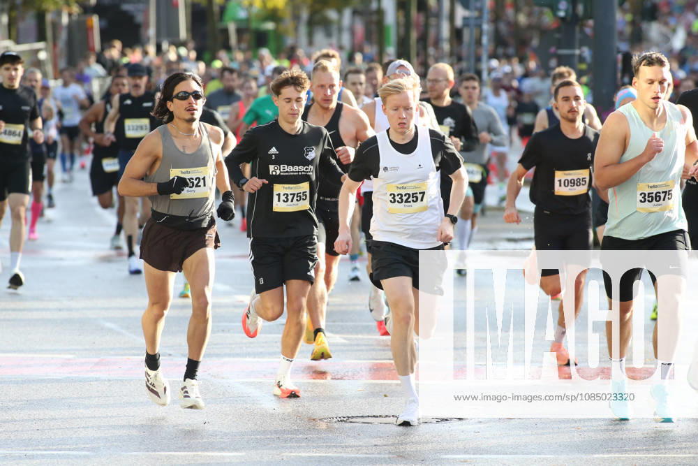 32. Auflage vom Hella Hamburg-Halbmarathon. Fast 21.000 Läuferinnen und Läufer absolvierten am Sonntag die Strecke. Teilnehmer des ersten Startblocks auf der Reeperbahn. St. Pauli Hamburg