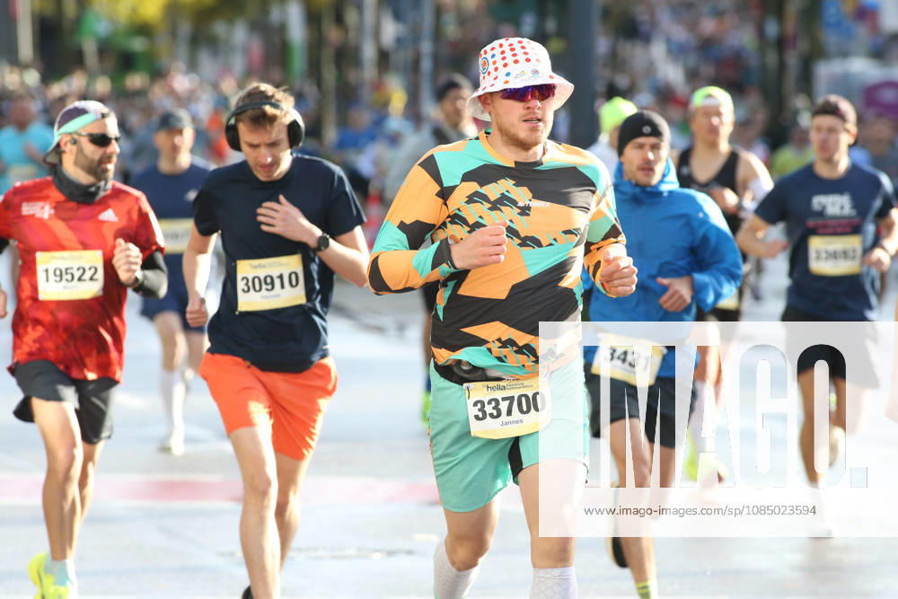 32. Auflage vom Hella Hamburg-Halbmarathon. Fast 21.000 Läuferinnen und Läufer absolvierten am Sonntag die Strecke. Teilnehmer des ersten Startblocks auf der Reeperbahn. St. Pauli Hamburg
