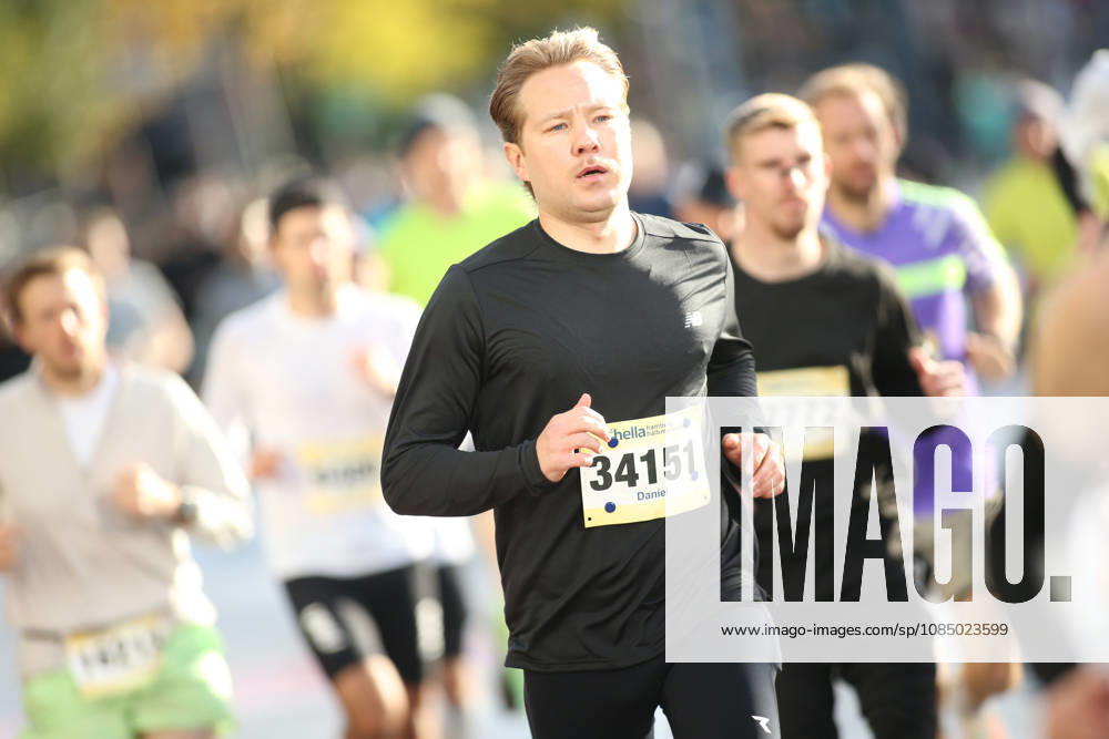 32. Auflage vom Hella Hamburg-Halbmarathon. Fast 21.000 Läuferinnen und Läufer absolvierten am Sonntag die Strecke. Teilnehmer des ersten Startblocks auf der Reeperbahn. St. Pauli Hamburg