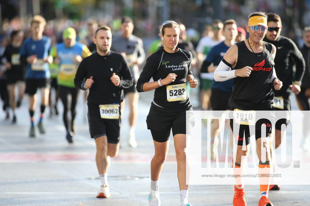 32. Auflage vom Hella Hamburg-Halbmarathon. Fast 21.000 Läuferinnen und Läufer absolvierten am Sonntag die Strecke. Teilnehmer des ersten Startblocks auf der Reeperbahn. St. Pauli Hamburg