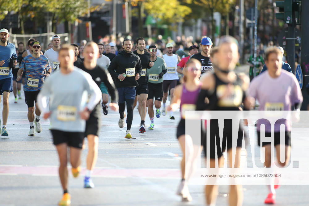 32. Auflage vom Hella Hamburg-Halbmarathon. Fast 21.000 Läuferinnen und Läufer absolvierten am Sonntag die Strecke. Teilnehmer des ersten Startblocks auf der Reeperbahn. St. Pauli Hamburg