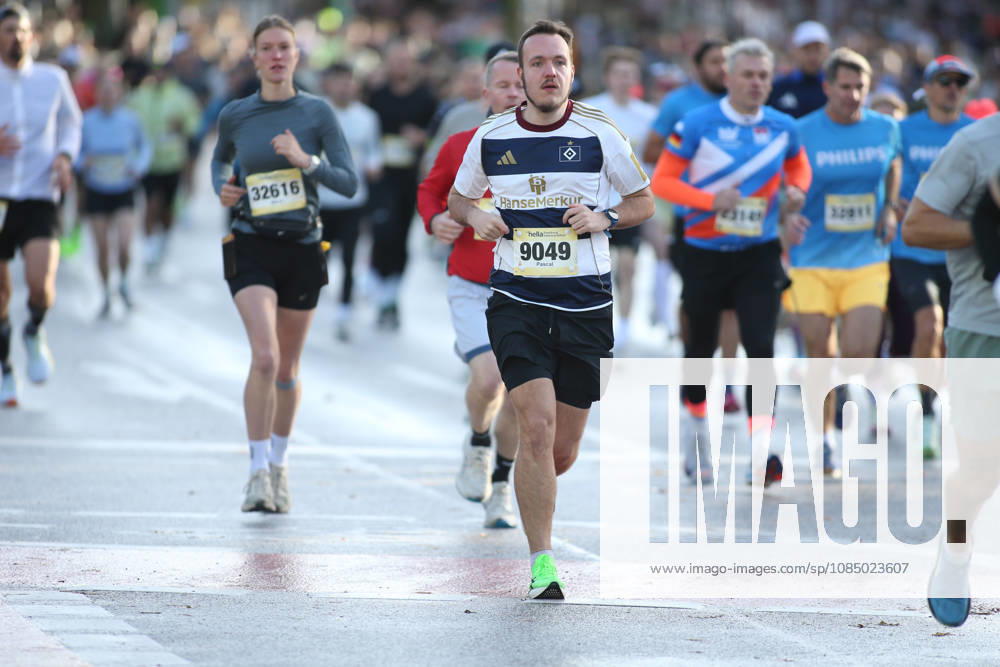 32. Auflage vom Hella Hamburg-Halbmarathon. Fast 21.000 Läuferinnen und Läufer absolvierten am Sonntag die Strecke. Teilnehmer des ersten Startblocks auf der Reeperbahn. St. Pauli Hamburg