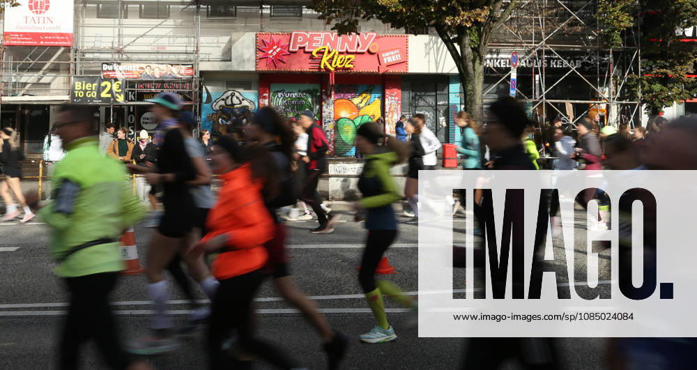 32. Auflage vom Hella Hamburg-Halbmarathon. Fast 21.000 Läuferinnen und Läufer absolvierten am Sonntag die Strecke. Teilnehmer des fünften Startblocks laufen die Reeperbahn entlang. St. Pauli Hamburg