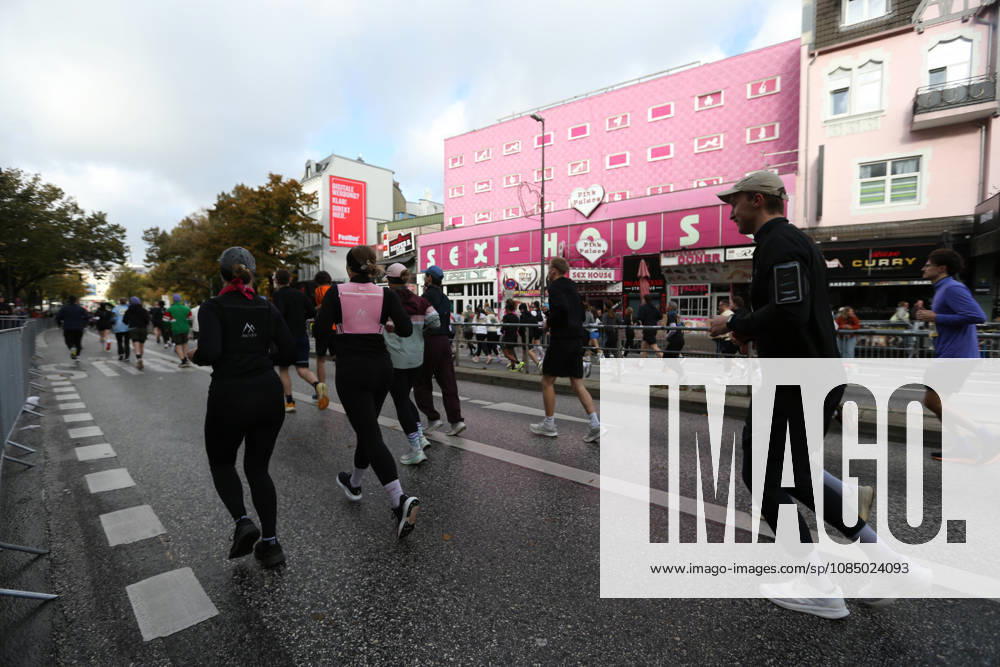 32. Auflage vom Hella Hamburg-Halbmarathon. Fast 21.000 Läuferinnen und Läufer absolvierten am Sonntag die Strecke. Teilnehmer des fünften Startblocks laufen die Reeperbahn entlang. St. Pauli Hamburg