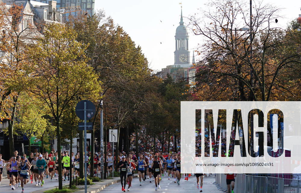 Das Teilnehmerfeld beim 32. Hella Halbmarathon in Hamburg auf der Reeperbahn.