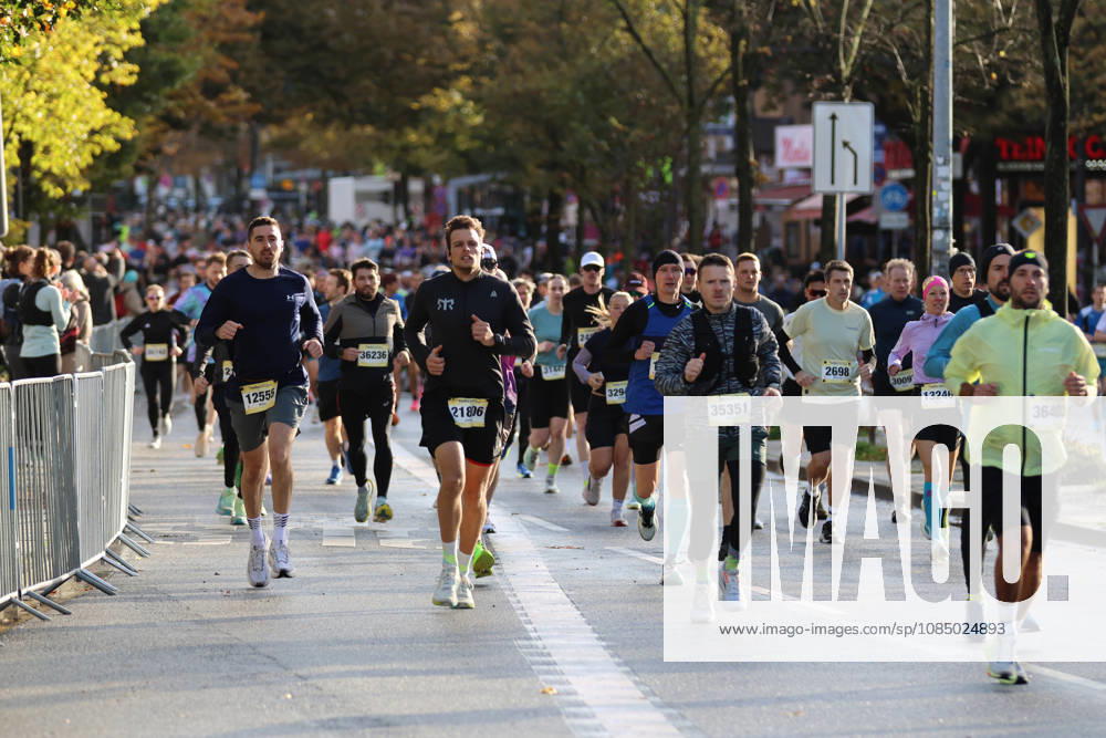 Das Teilnehmerfeld beim 32. Hella Halbmarathon in Hamburg auf der Reeperbahn.