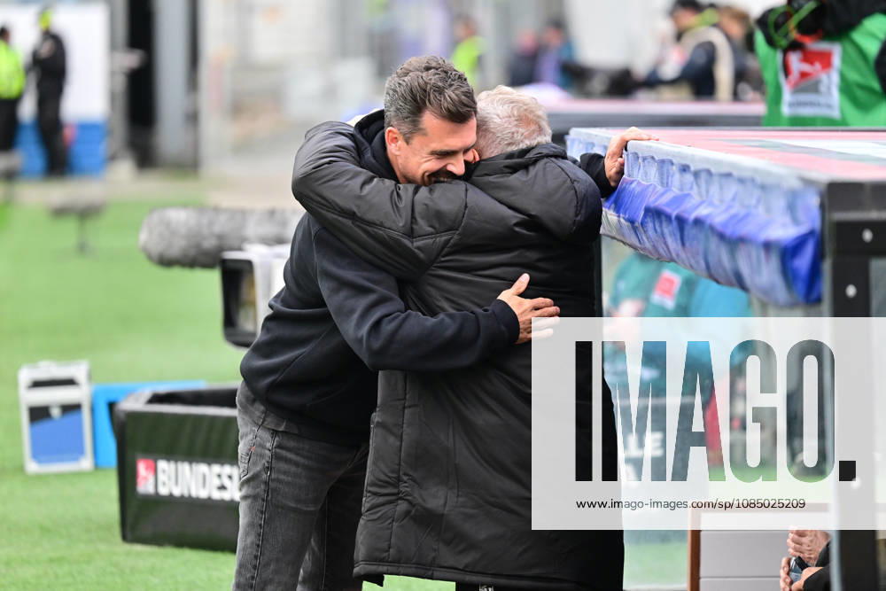 Fußball, Herren, 2.BL (Bundesliga), Saison 2026 2027, Holstein Kiel - SG Dynamo Dresden, 9. Spieltag, KSV, SGD, Holstein-Stadion Trainer Tim Walter (Kiel) mit Gegner-Coach Thomas Stamm Kiel, Holstein-Stadion Holstein-Stadion Schleswig-Holstein Deutschland