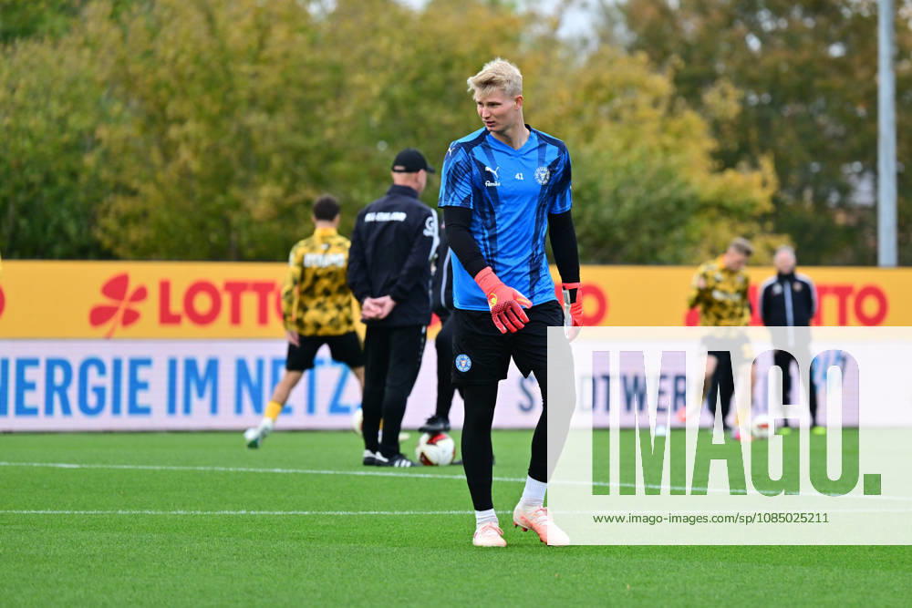 Fußball, Herren, 2.BL (Bundesliga), Saison 2026 2027, Holstein Kiel - SG Dynamo Dresden, 9. Spieltag, KSV, SGD, Holstein-Stadion Ersatztorwart Lio Rothenhagen (Kiel) Kiel, Holstein-Stadion Holstein-Stadion Schleswig-Holstein Deutschland