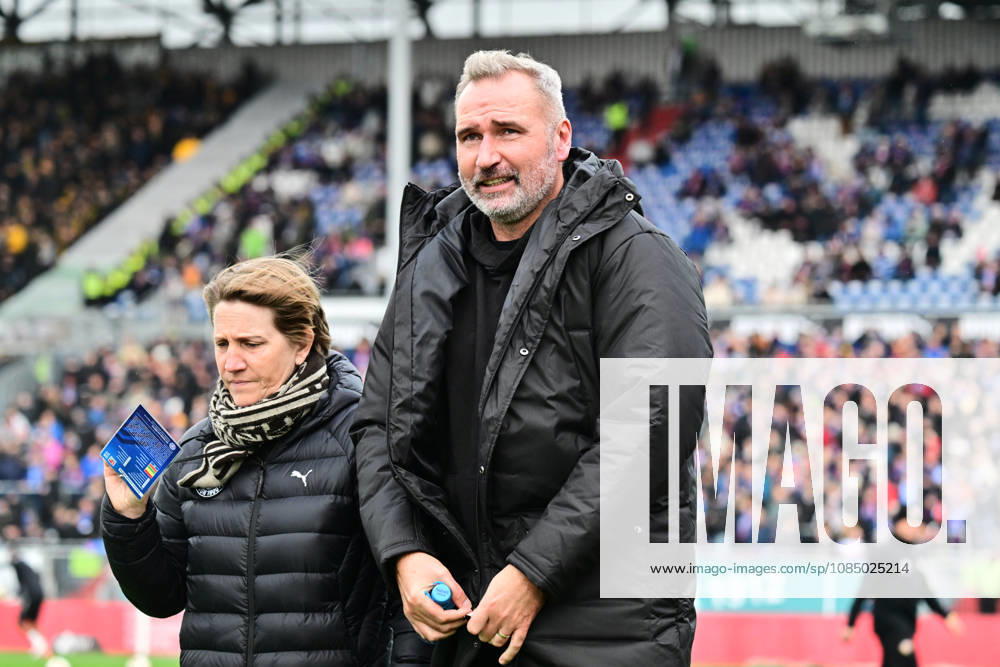 Fußball, Herren, 2.BL (Bundesliga), Saison 2026 2027, Holstein Kiel - SG Dynamo Dresden, 9. Spieltag, KSV, SGD, Holstein-Stadion Trainer Tim Walter (Kiel) mit Pressesprecherin Maren Schneider Kiel, Holstein-Stadion Holstein-Stadion Schleswig-Holstein Deutschland