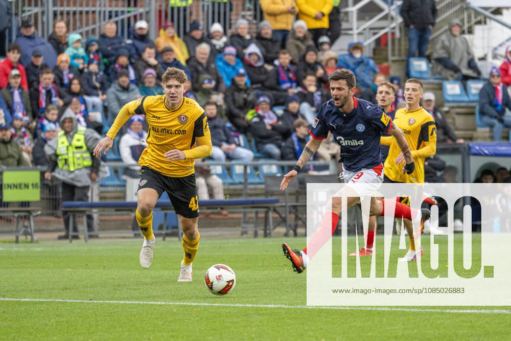 Fußball 2. Bundesliga Männer Saison 2026 2027 9. Spieltag Holstein Kiel - Dynamo Dresden (Kiel in Dunkelblau, Dresden in Gelb) Quentin Enold (li.), Giorgi Kvilitaia Kiel Holstein Stadion, Westring 501 Schleswig Holstein Deutschland
