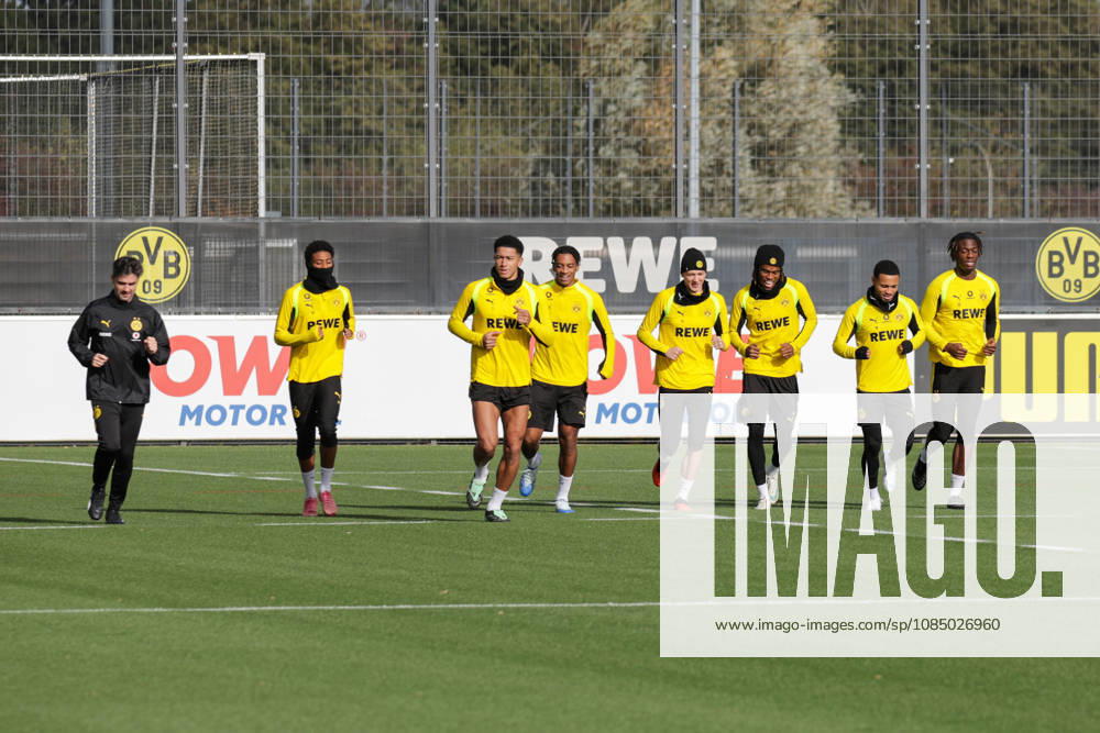 Fussball 1. Bundesliga, Borussia Dortmund - Training v.l. Jobe Bellingham, Filippo Mane, Maximilian Beier, Carney Chukwuemeka, Ethan Nwaneri, Joane Gadou (Borussia Dortmund) Dortmund