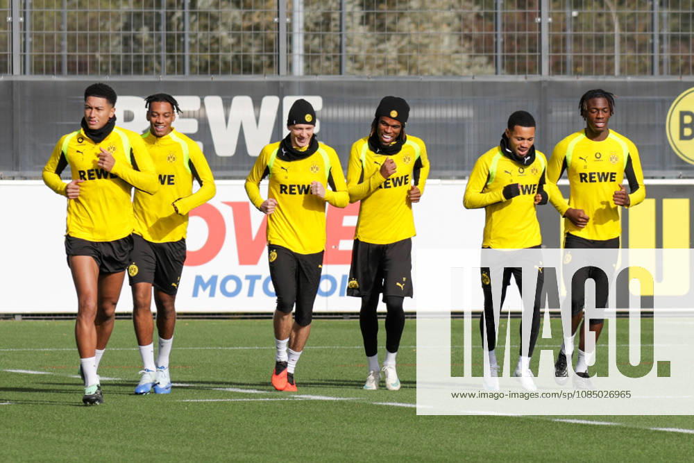 Fussball 1. Bundesliga, Borussia Dortmund - Training v.l. Jobe Bellingham, Filippo Mane, Maximilian Beier, Carney Chukwuemeka, Ethan Nwaneri, Joane Gadou (Borussia Dortmund) Dortmund