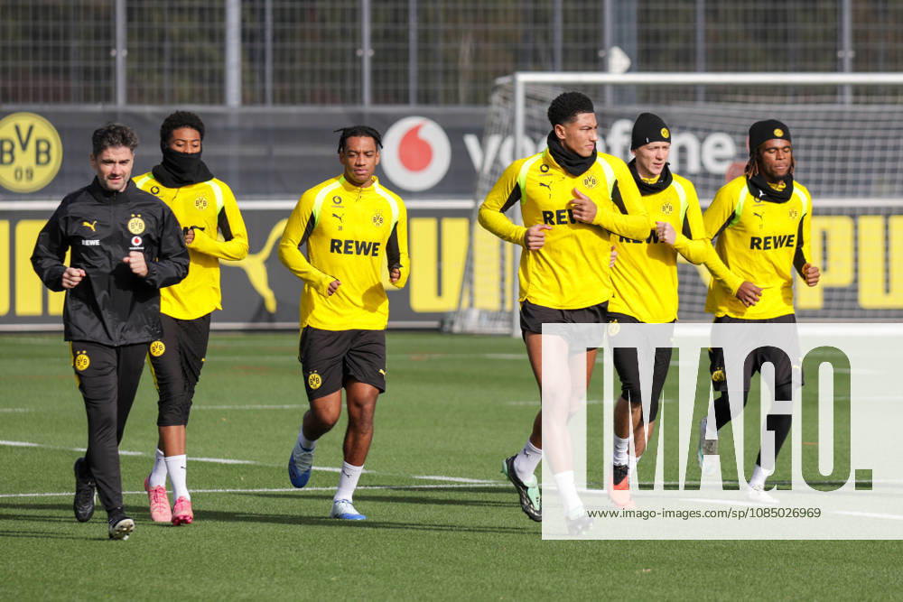 Fussball 1. Bundesliga, Borussia Dortmund - Training v.l. Jobe Bellingham, Filippo Mane, Maximilian Beier, Carney Chukwuemeka (Borussia Dortmund) Dortmund