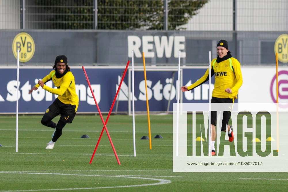 Fussball 1. Bundesliga, Borussia Dortmund - Training v.l. Carney Chukwuemeka, Maximilian Beier (Borussia Dortmund) Dortmund