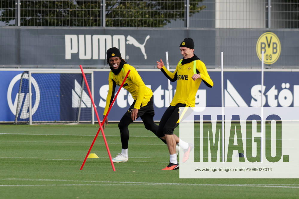 Fussball 1. Bundesliga, Borussia Dortmund - Training v.l. Carney Chukwuemeka, Maximilian Beier (Borussia Dortmund) Dortmund