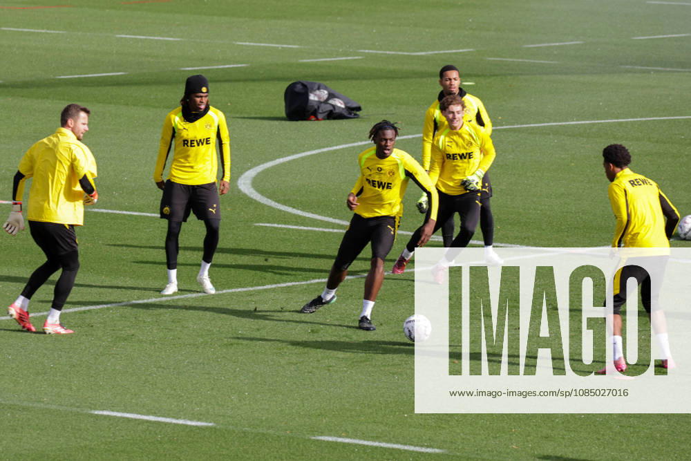 Fussball 1. Bundesliga, Borussia Dortmund - Training v.l. Patrick Drewes, Carney Chukwuemeka, Joane Gadou (Borussia Dortmund) Dortmund