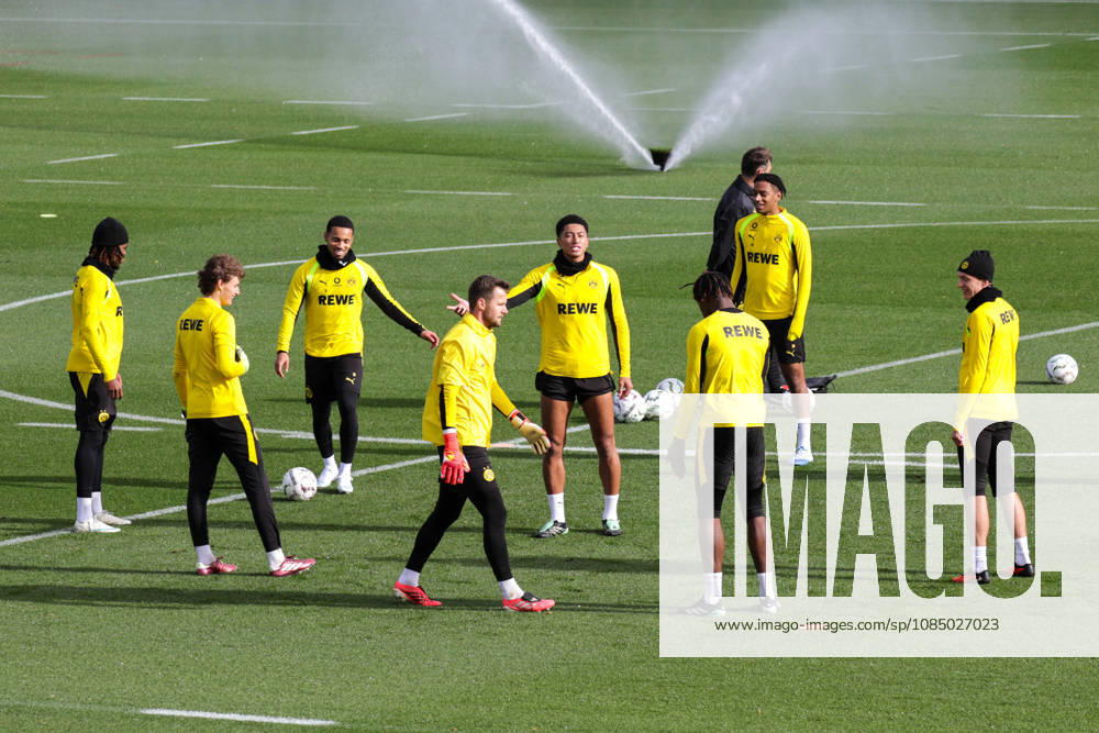 Fussball 1. Bundesliga, Borussia Dortmund - Training v.l. Ethan Nwaneri, Jobe Bellingham, Filippo Mane (Borussia Dortmund) Dortmund