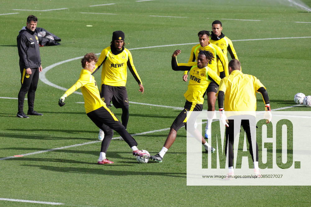 Fussball 1. Bundesliga, Borussia Dortmund - Training v.l. Silas Ostrzinski, Carney Chukwuemeka, Joane Gadou (Borussia Dortmund) Dortmund
