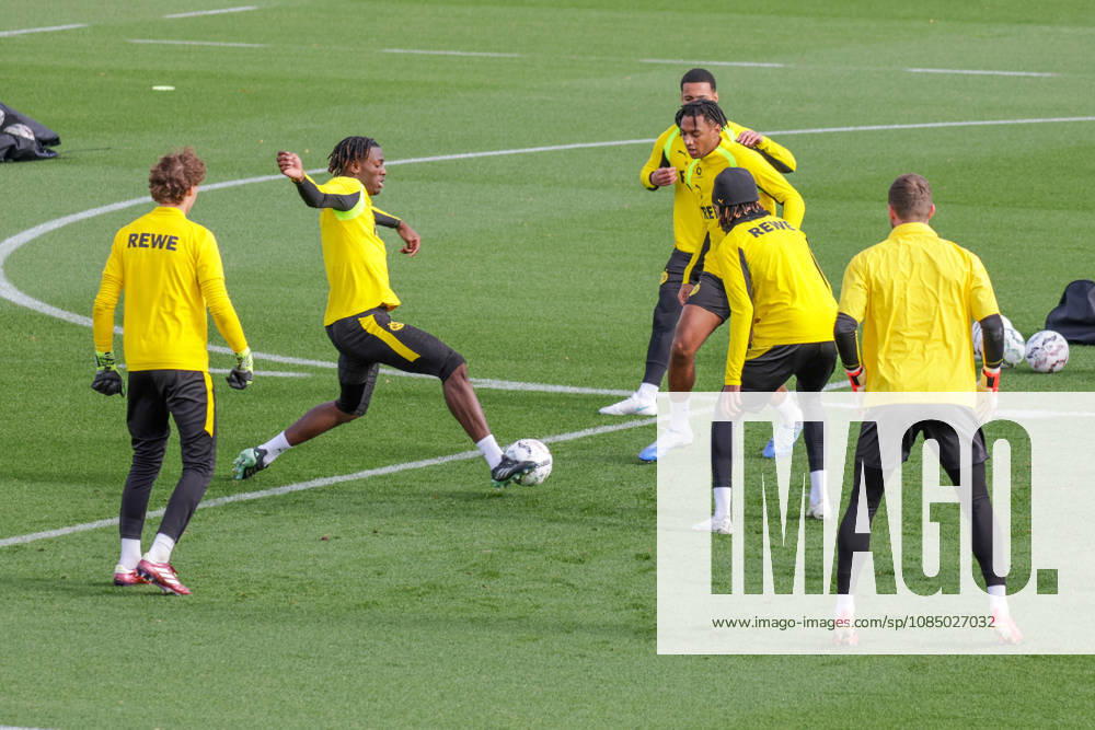 Fussball 1. Bundesliga, Borussia Dortmund - Training v.l. Joane Gadou, Filippo Mane (Borussia Dortmund) Dortmund