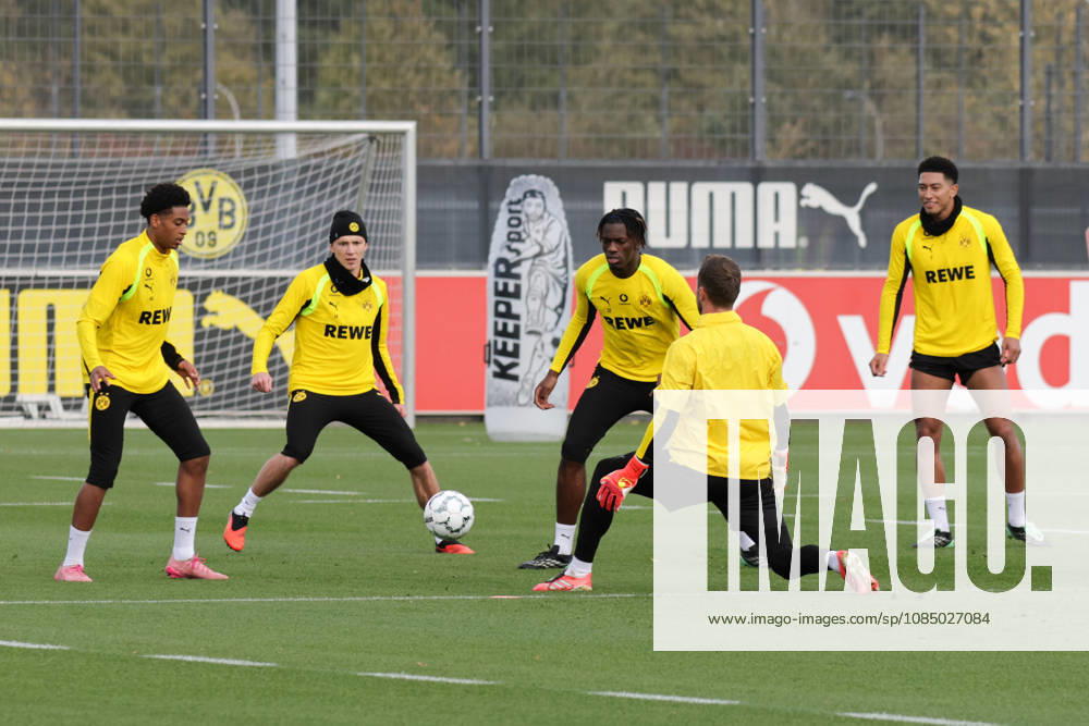 Fussball 1. Bundesliga, Borussia Dortmund - Training v.l. Maximilian Beier, Joane Gadou (Borussia Dortmund) Dortmund