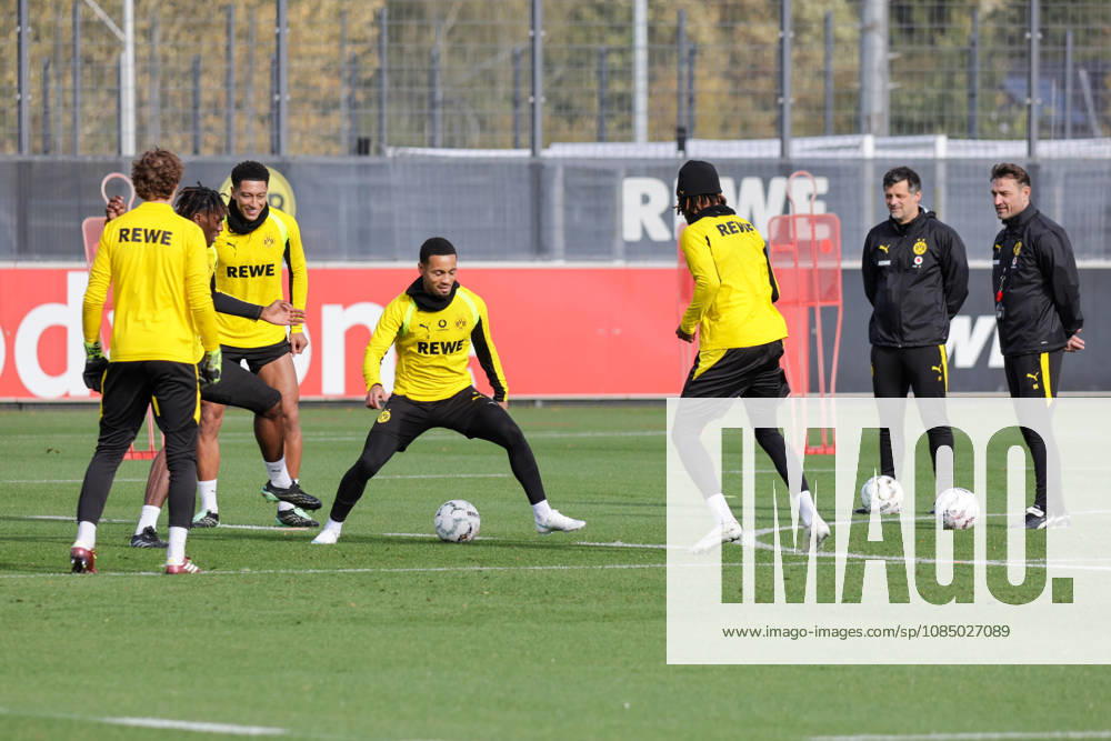 Fussball 1. Bundesliga, Borussia Dortmund - Training v.l. Jobe Bellingham, Ethan Nwaneri, Caney Chukwuemeka (Borussia Dortmund) Dortmund