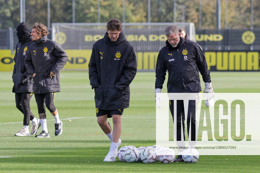 Fussball 1. Bundesliga, Borussia Dortmund - Training v.l. Gregor Kobel (Borussia Dortmund) Dortmund