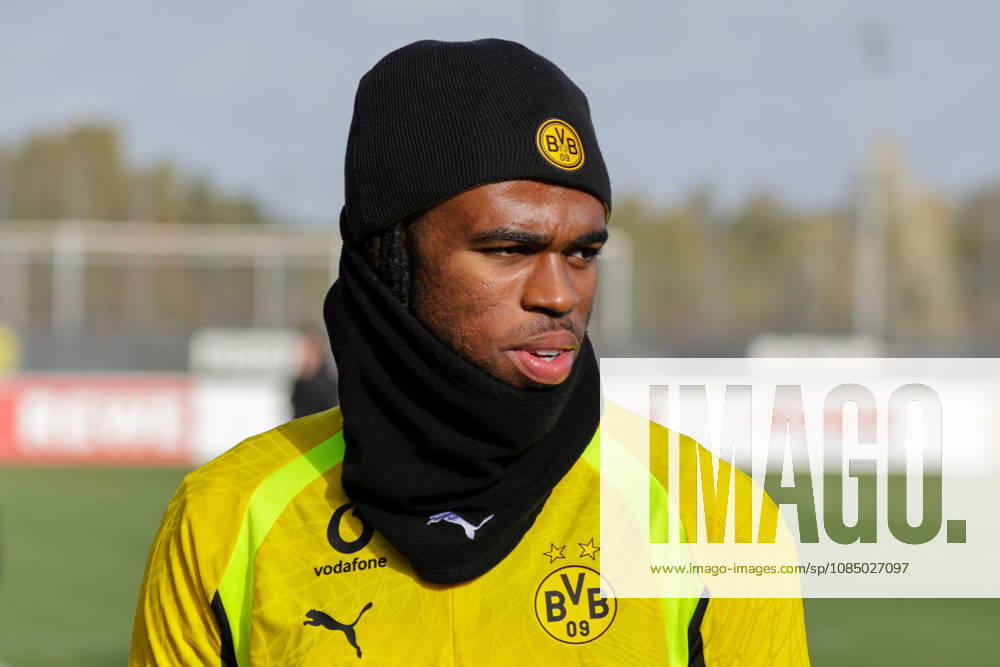 Fussball 1. Bundesliga, Borussia Dortmund - Training v.l. Carney Chukwuemeka (Borussia Dortmund) Dortmund