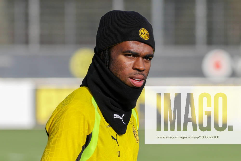 Fussball 1. Bundesliga, Borussia Dortmund - Training v.l. Carney Chukwuemeka (Borussia Dortmund) Dortmund