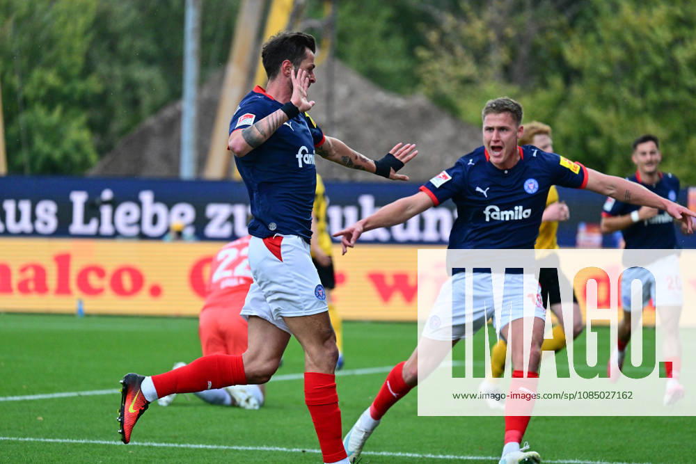 Fußball, Herren, 2.BL (Bundesliga), Saison 2026 2027, Holstein Kiel - SG Dynamo Dresden, 9. Spieltag, KSV, SGD, Holstein-Stadion Giorgi Kvilitaia bringt Holstein Kiel in Führung und jubelt mit seinen Teamkollegen Kiel, Holstein-Stadion Holstein-Stadion Schleswig-Holstein Deutschland
