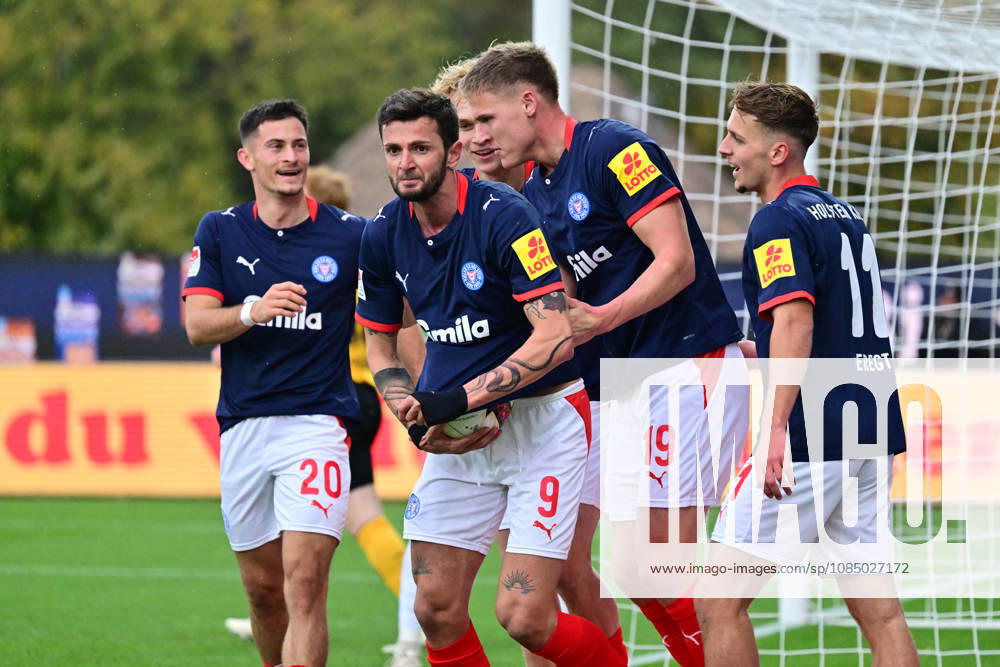 Fußball, Herren, 2.BL (Bundesliga), Saison 2026 2027, Holstein Kiel - SG Dynamo Dresden, 9. Spieltag, KSV, SGD, Holstein-Stadion Giorgi Kvilitaia bringt Holstein Kiel in Führung und jubelt mit seinen Teamkollegen Kiel, Holstein-Stadion Holstein-Stadion Schleswig-Holstein Deutschland