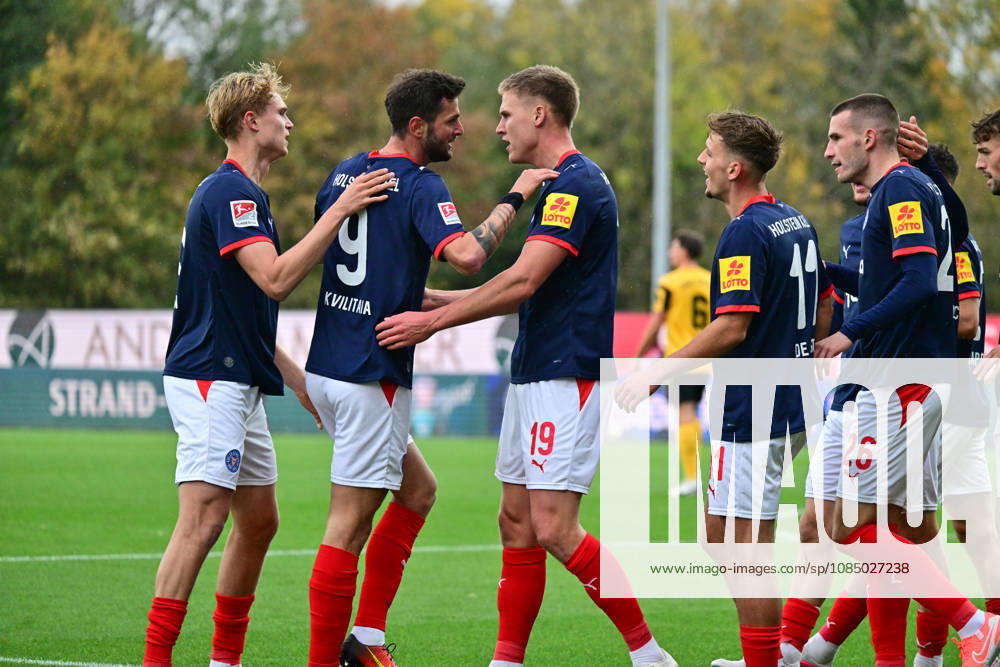 Fußball, Herren, 2.BL (Bundesliga), Saison 2026 2027, Holstein Kiel - SG Dynamo Dresden, 9. Spieltag, KSV, SGD, Holstein-Stadion Giorgi Kvilitaia bringt Holstein Kiel in Führung und jubelt mit seinen Teamkollegen Kiel, Holstein-Stadion Holstein-Stadion Schleswig-Holstein Deutschland