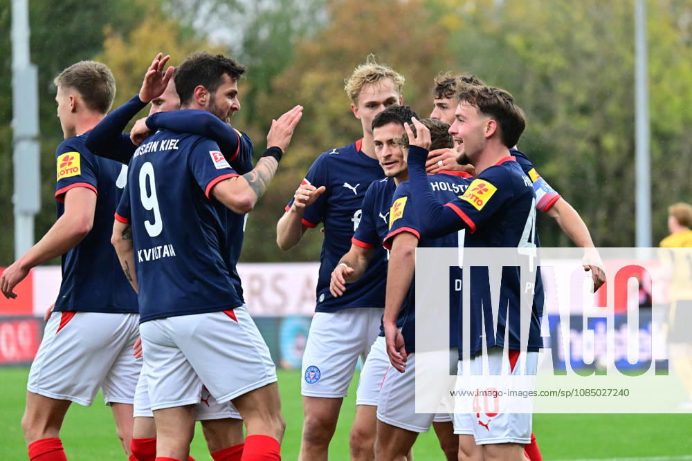 Fußball, Herren, 2.BL (Bundesliga), Saison 2026 2027, Holstein Kiel - SG Dynamo Dresden, 9. Spieltag, KSV, SGD, Holstein-Stadion Giorgi Kvilitaia bringt Holstein Kiel in Führung und jubelt mit seinen Teamkollegen Kiel, Holstein-Stadion Holstein-Stadion Schleswig-Holstein Deutschland