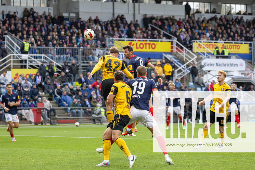 Fußball 2. Bundesliga Männer Saison 2026 2027 9. Spieltag Holstein Kiel - Dynamo Dresden (Kiel in Dunkelblau, Dresden in Gelb) Vordergrund: Nicolai Rapp und Phil Harres Hinten: Friedrich Müller (li.), Giorgi Kvilitaia Kiel Holstein Stadion, Westring 501 Schleswig Holstein Deutschland
