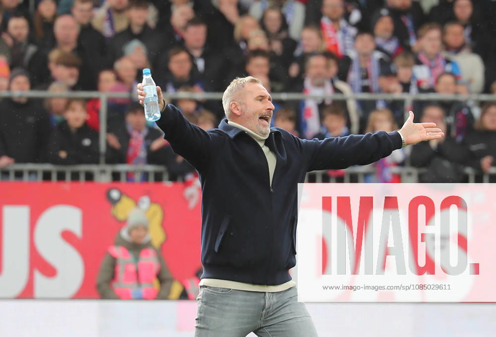 Trainer Tim Walter (Holstein Kiel) Fussball, Herren, Saison 2026 2027, 2.BL, Holstein Stadion, Holstein Kiel gegen Dynamo Dresden DFL REGULATIONS PROHIBIT ANY USE OF PHOTOGRAPHS AS IMAGE SEQUENCES AND OR QUASI-VIDEO.
