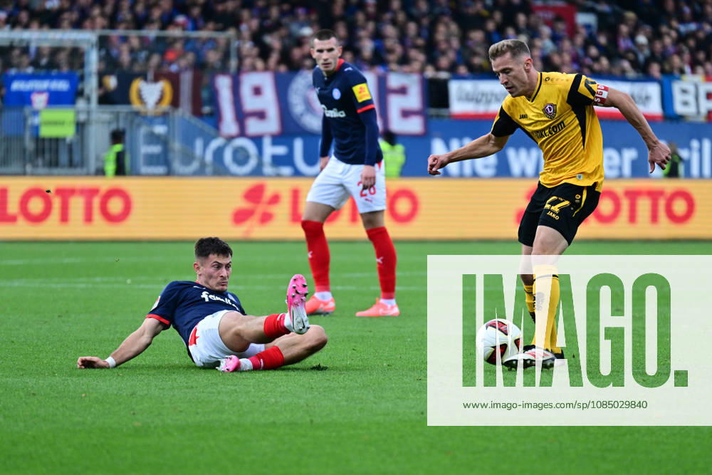 Fußball, Herren, 2.BL (Bundesliga), Saison 2026 2027, Holstein Kiel - SG Dynamo Dresden, 9. Spieltag, KSV, SGD, Holstein-Stadion Adrian Kapralik grätscht gegen Niklas Hauptmann Kiel, Holstein-Stadion Holstein-Stadion Schleswig-Holstein Deutschland