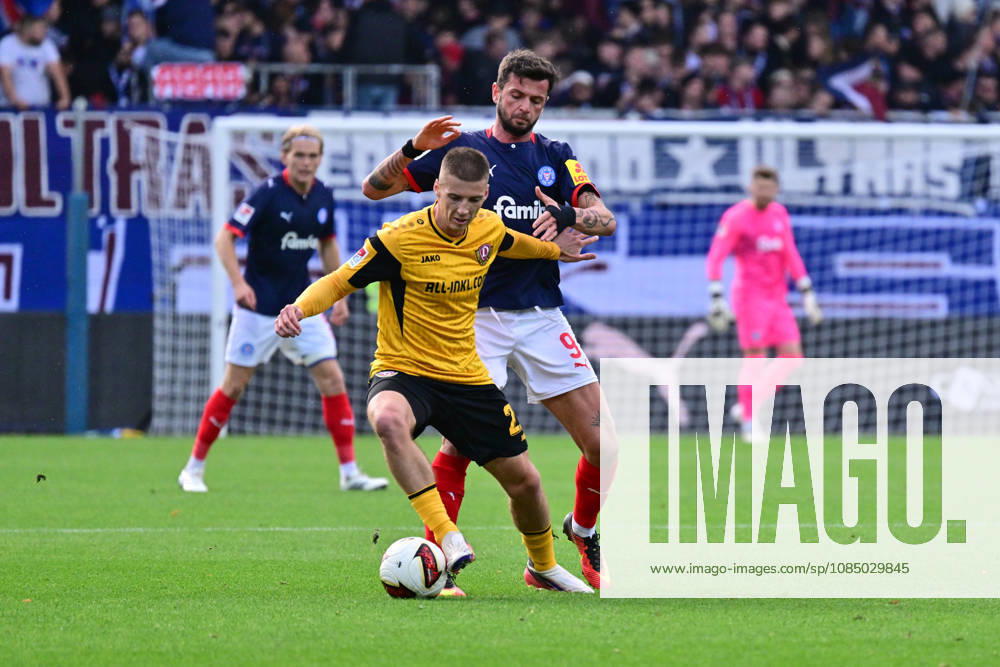 Fußball, Herren, 2.BL (Bundesliga), Saison 2026 2027, Holstein Kiel - SG Dynamo Dresden, 9. Spieltag, KSV, SGD, Holstein-Stadion Giorgi Kvilitaia bedrängt Tobias Raschl (am Ball) Kiel, Holstein-Stadion Holstein-Stadion Schleswig-Holstein Deutschland
