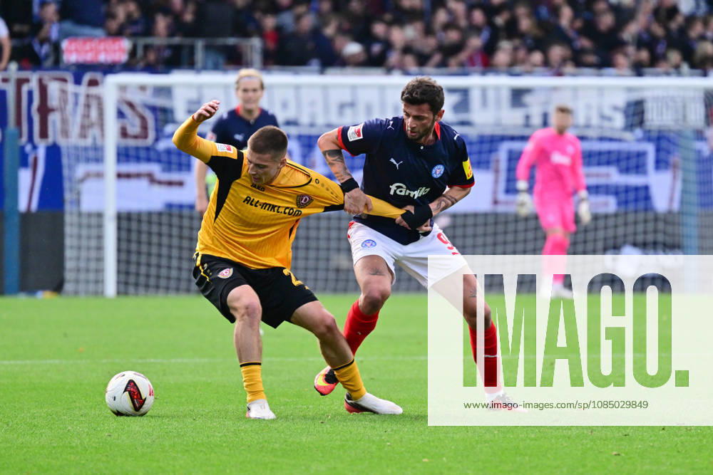 Fußball, Herren, 2.BL (Bundesliga), Saison 2026 2027, Holstein Kiel - SG Dynamo Dresden, 9. Spieltag, KSV, SGD, Holstein-Stadion Giorgi Kvilitaia bedrängt Tobias Raschl (am Ball) Kiel, Holstein-Stadion Holstein-Stadion Schleswig-Holstein Deutschland