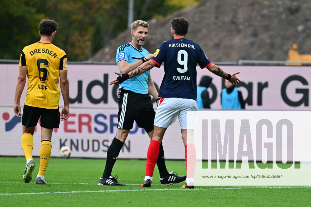 Fußball, Herren, 2.BL (Bundesliga), Saison 2026 2027, Holstein Kiel - SG Dynamo Dresden, 9. Spieltag, KSV, SGD, Holstein-Stadion Giorgi Kvilitaia beschwert sich bei Schiedsrichter Timo Gerach Kiel, Holstein-Stadion Holstein-Stadion Schleswig-Holstein Deutschland