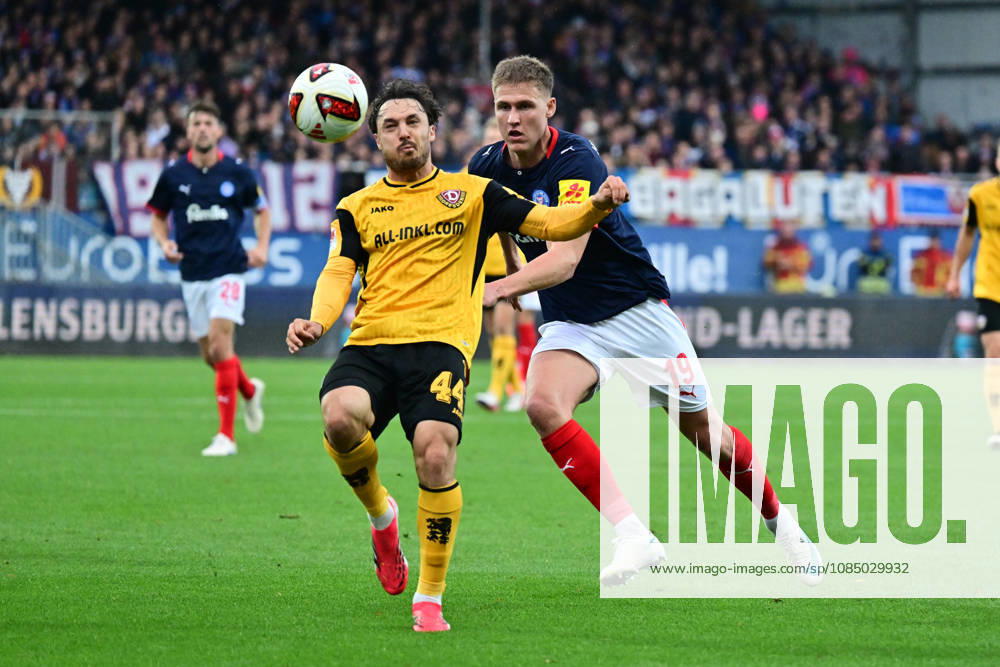 Fußball, Herren, 2.BL (Bundesliga), Saison 2026 2027, Holstein Kiel - SG Dynamo Dresden, 9. Spieltag, KSV, SGD, Holstein-Stadion Simon Straudi am Ball gegen Phil Harres Kiel, Holstein-Stadion Holstein-Stadion Schleswig-Holstein Deutschland