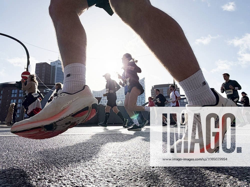 Halbmarathon, Hamburg Hamburg, LAUFEN Heller Halbmarathon Mehr als 20.000 Läufer waren beim Halbmarathon durch die Hamburger City dabei Hamburg Hafen Elbe City Hamburg Deutschland