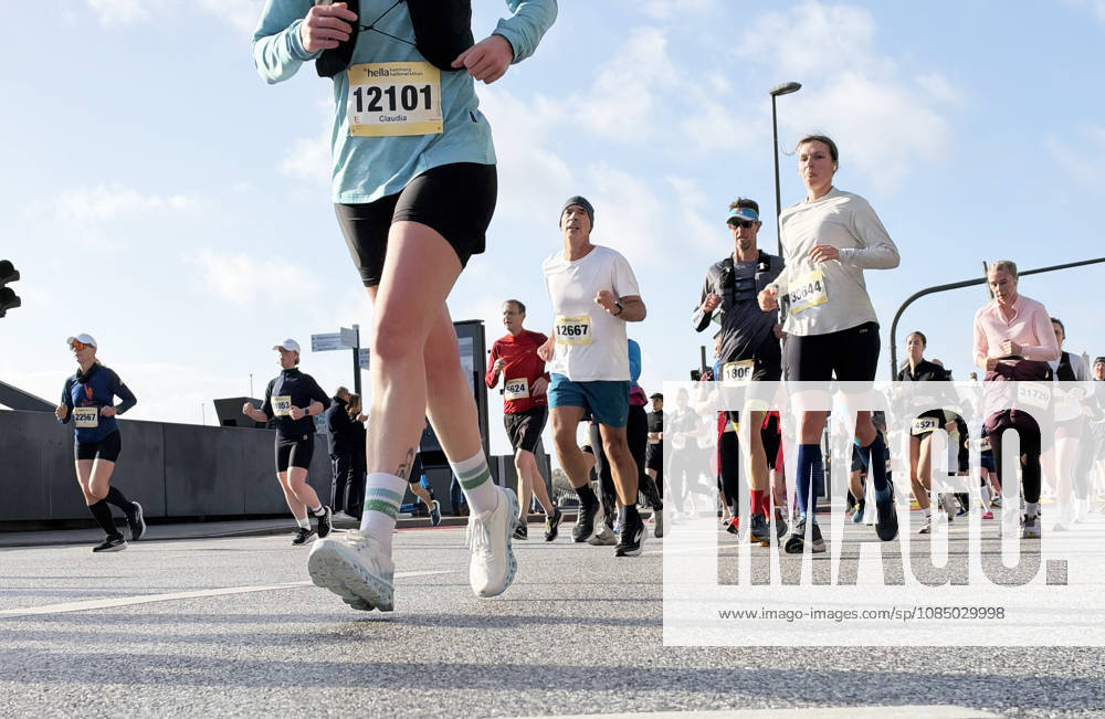 Halbmarathon, Hamburg Hamburg, LAUFEN Heller Halbmarathon Mehr als 20.000 Läufer waren beim Halbmarathon durch die Hamburger City dabei Hamburg Hafen Elbe City Hamburg Deutschland