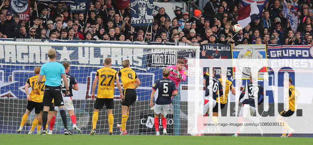 Torhueter Timon Weiner (Holstein Kiel) klaert per Faust Fussball, Herren, Saison 2026 2027, 2.BL, Holstein Stadion, Holstein Kiel gegen Dynamo Dresden DFL REGULATIONS PROHIBIT ANY USE OF PHOTOGRAPHS AS IMAGE SEQUENCES AND OR QUASI-VIDEO.