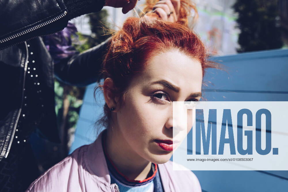 IMAGO Creative: Clickbait, Modetrends Portrait of redhead woman with friend tying hair , model released